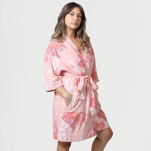 California Cowboy Women's La Sirena Robe
Garibaldi Fish, Dusty Rose
Size M / L - Picture 1 of 12